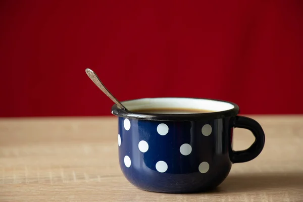 Tazza Blu Con Piselli Bianchi Vecchio Tavolo Legno Una Tazza — Foto Stock