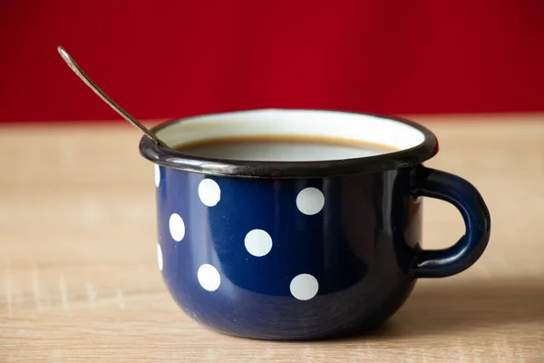 Tazza Blu Con Piselli Bianchi Vecchio Tavolo Legno Una Tazza — Foto Stock