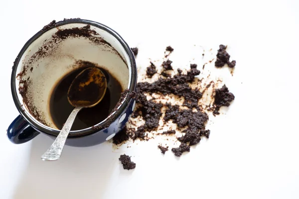 Una Taza Con Café Volcado Sobre Fondo Blanco Una Cucharadita —  Fotos de Stock