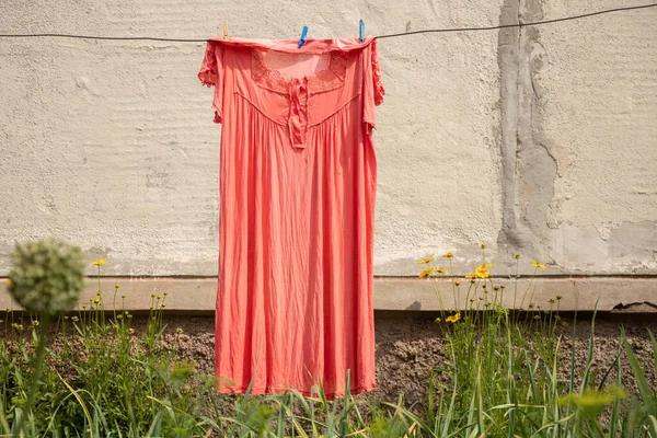 Vestido Mulher Suspende Uma Corda Rua Quintal Perto Casa Seca — Fotografia de Stock