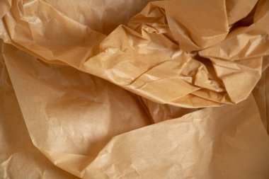 Arkaplanda yakın plan olarak buruşmuş kahverengi kağıt