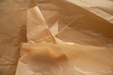 Arkaplanda yakın plan olarak buruşmuş kahverengi kağıt