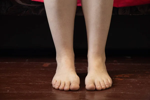 Mädchen Mit Nackten Füßen Steht Auf Dem Alten Holzboden Des — Stockfoto
