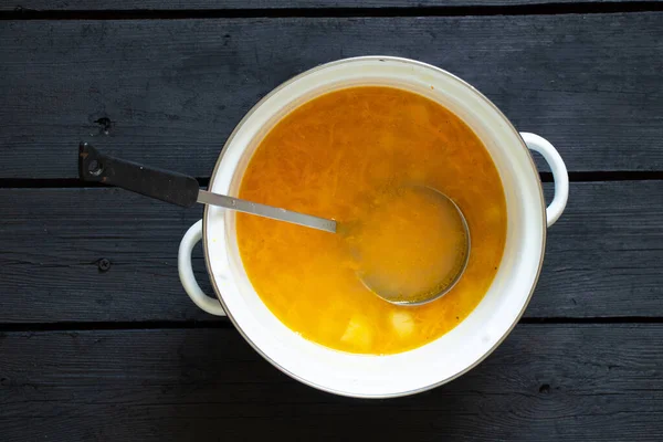 Sopa Ervilha Uma Panela Branca Uma Mesa Madeira Preta Sopa — Fotografia de Stock