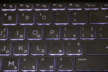 arkaplan olarak siyah arka ışıklandırma oyun dizüstü bilgisayarı klavyesi, makro oto klavye