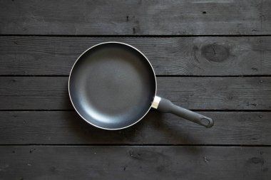 Yeni siyah sopa olmayan tava siyah ahşap masa, tava masada