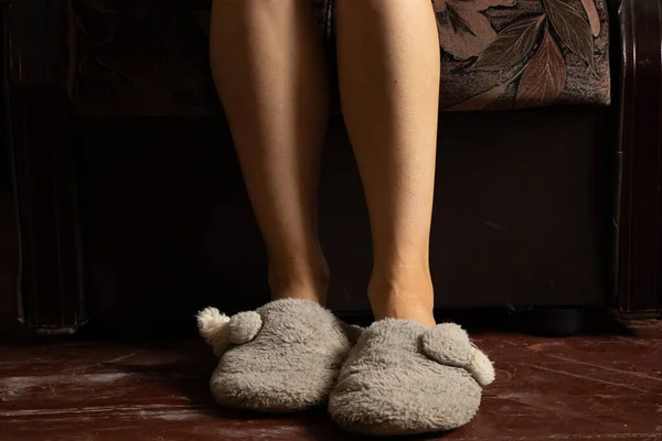 Mädchenfüße Hausschuhen Auf Dem Holzboden Neben Dem Bett Füße Auf — Stockfoto