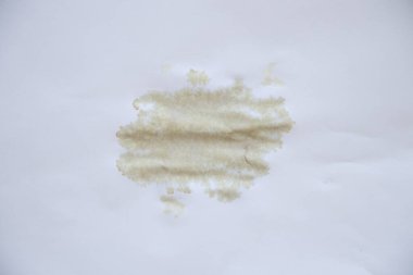 Beyaz kağıtta ıslak nokta arka planda kahveden, dökülmüş kahvenin izi beyaz kağıda