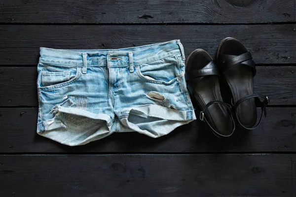 黑色木制背景的女短裤和夏鞋 女装和女鞋 — 图库照片