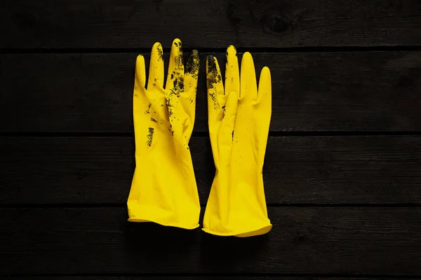 Κίτρινα Λαστιχένια Γάντια Μαύρο Χρώμα Μαύρο Ξύλινο Πάτωμα Γάντια Χρώμα — Φωτογραφία Αρχείου
