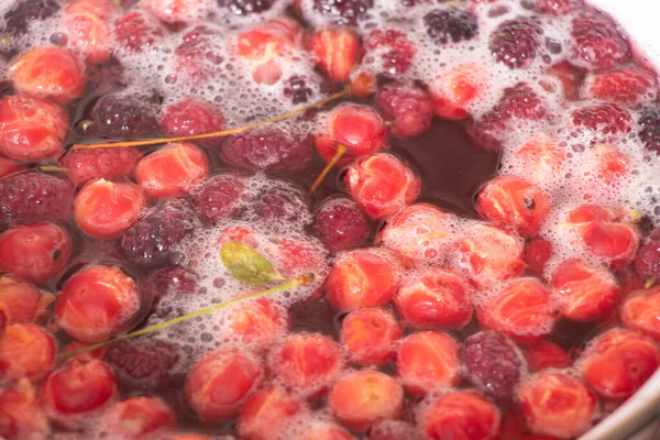 Hausgemachtes Fruchtkompott Mit Kirschsieden Auf Dem Herd Der Küche Einem — Stockfoto