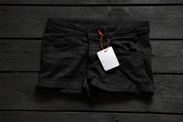 Womens Denim Shorts Med Vitt Tomt Papper Prislapp För Text — Stockfoto