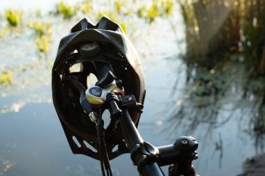 Gün batımında bisiklet gidonunda bisiklet kaskı, bisiklet kaskı.