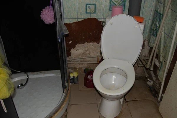 Velho Banheiro Sujo Banheiro Sem Reparo Apartamento Banheiro Banheiro Sem — Fotografia de Stock