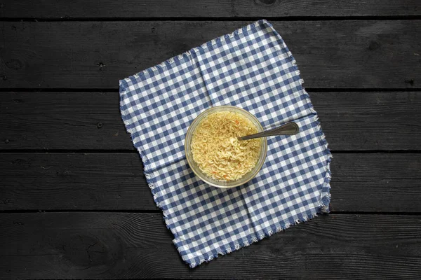 Macarrão Fervido Com Yushka Uma Chapa Uma Mesa Madeira Preta — Fotografia de Stock