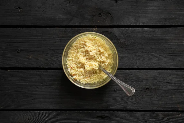 Macarrão Fervido Com Yushka Uma Chapa Uma Mesa Madeira Preta — Fotografia de Stock