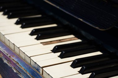 Arka planda siyah beyaz tuşlu eski piyano, müzik konsepti
