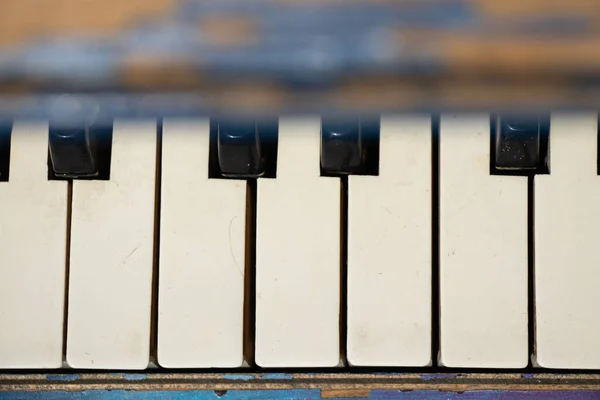 Vecchio Pianoforte Con Tasti Bianco Nero Sulla Strada Come Sfondo — Foto Stock
