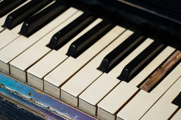 Velho Piano Com Teclas Preto Branco Rua Como Fundo Conceito — Fotografia de Stock