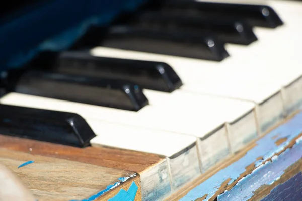 Παλιό Πιάνο Μαύρο Και Άσπρο Πλήκτρα Στο Δρόμο Φόντο Μουσική — Φωτογραφία Αρχείου