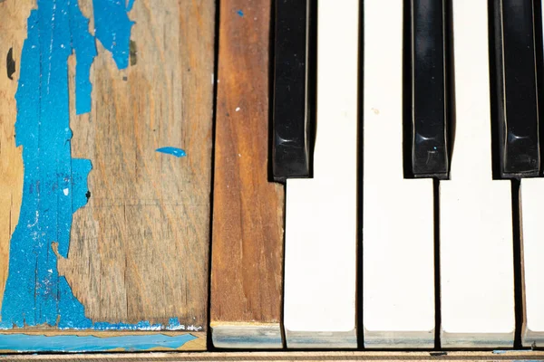 Παλιό Πιάνο Μαύρο Και Άσπρο Πλήκτρα Στο Δρόμο Φόντο Μουσική — Φωτογραφία Αρχείου