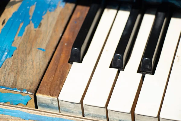 Velho Piano Com Teclas Preto Branco Rua Como Fundo Conceito — Fotografia de Stock