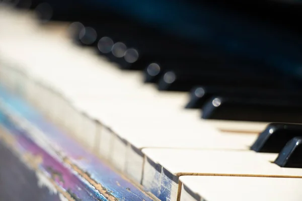 Piano Viejo Con Teclas Blanco Negro Calle Como Fondo Concepto — Foto de Stock