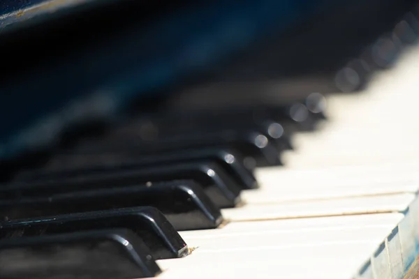 Altes Klavier Mit Schwarz Weißen Tasten Auf Der Straße Als — Stockfoto