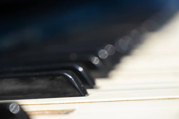 Piano Viejo Con Teclas Blanco Negro Calle Como Fondo Concepto — Foto de Stock