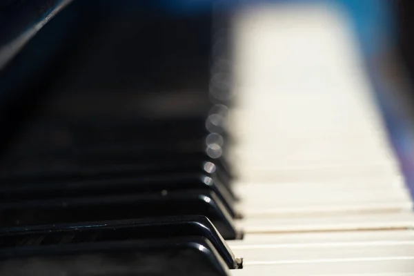Altes Klavier Mit Schwarz Weißen Tasten Auf Der Straße Als — Stockfoto