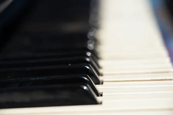 街头有黑白键的旧钢琴作为背景音乐概念 — 图库照片