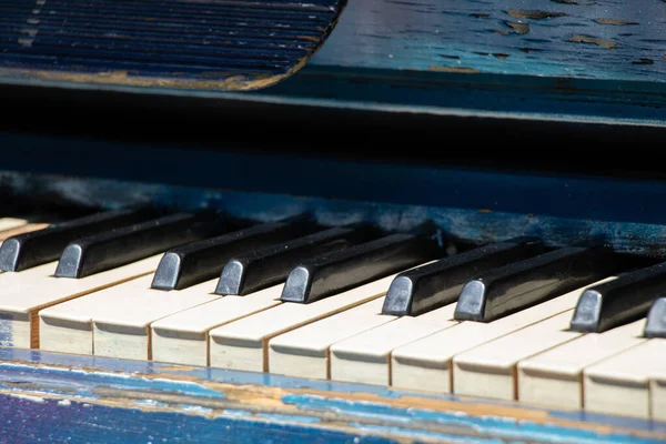 Velho Piano Com Teclas Preto Branco Rua Como Fundo Conceito — Fotografia de Stock