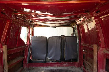 Eski bozuk araba güneşte duruyor, araba hurdalıkta.