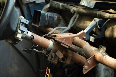 Eski bozuk araba güneşte duruyor, araba hurdalıkta.