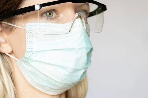 Medico Ragazza Una Maschera Medica Uno Sfondo Bianco Operatore Medico — Foto Stock