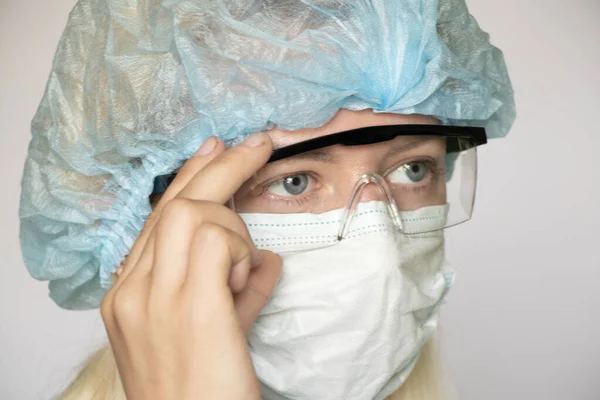 Doctora Con Máscara Médica Sobre Fondo Blanco Trabajadora Médica Sobre —  Fotos de Stock