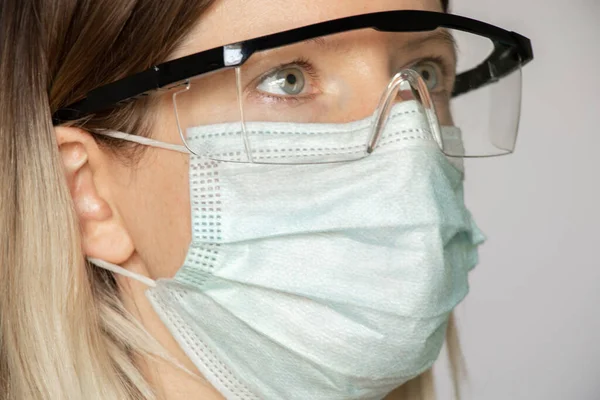 Medico Ragazza Una Maschera Medica Uno Sfondo Bianco Operatore Medico — Foto Stock