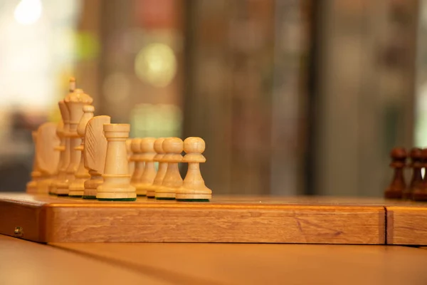 Braunes Schachbrett Mit Figuren Auf Einem Holztisch Einem Café Beim — Stockfoto