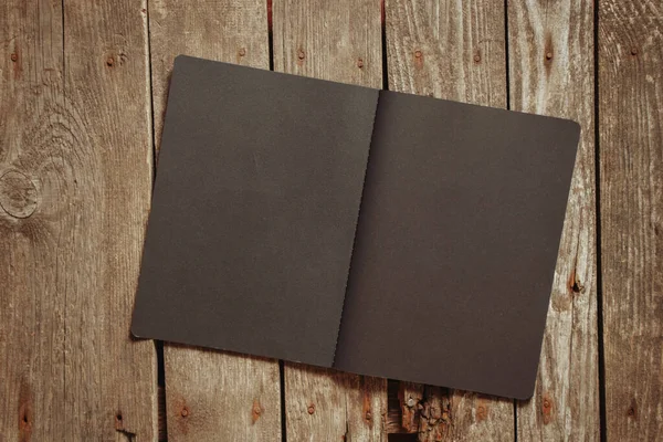Notebook Fekete Oldalak Nyitott Hazugság Egy Régi Asztal Üres Notebook — Stock Fotó