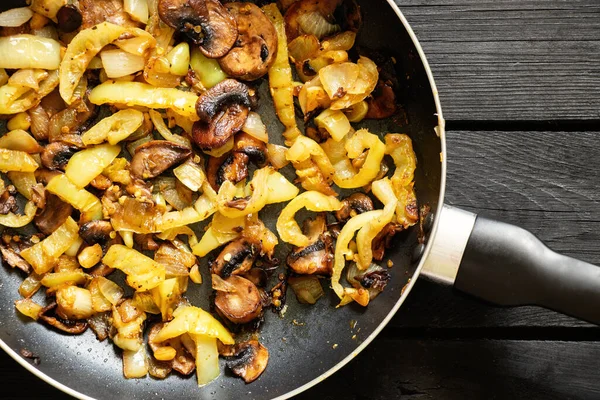 Geschmorte Paprika Mit Pilzen Und Zwiebeln Einer Pfanne Auf Einem — Stockfoto