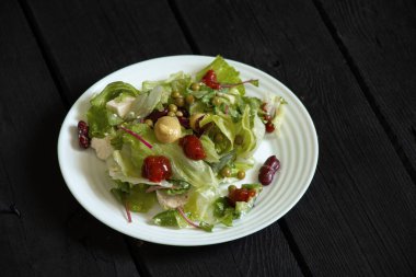 Sebze salatası, lahana aromalı, bezelyeli, peynirli, peynirli, beyaz peynirli, ahşap masadaki fasulyeli, sebze salatası, et yok, sebze yok.