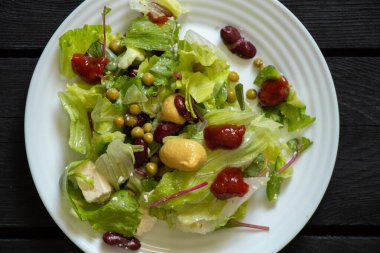 Sebze salatası, lahana aromalı, bezelyeli, peynirli, peynirli, beyaz peynirli, ahşap masadaki fasulyeli, sebze salatası, et yok, sebze yok.