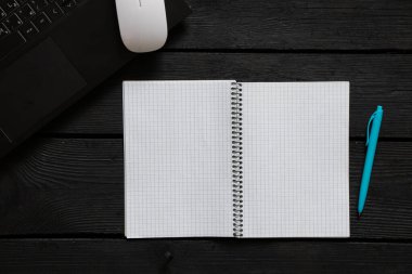 açık bir not defteri ve siyah bir yazı masasında bir kalem, bir dizüstü bilgisayar ve oyuncak ayı, bir masa ve bir not defteri, bir mesaj yeri