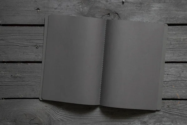 Fekete Notebook Egy Fekete Asztalon Hely Szövegnek Notebook Fekete Lepedőkkel — Stock Fotó