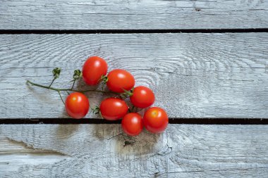 Beyaz ahşap arka planda domates, domates.