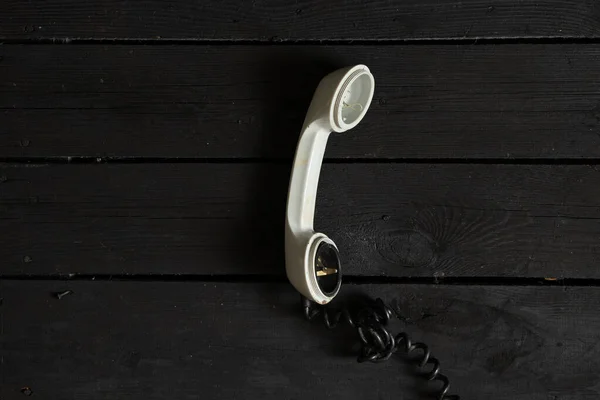 Starý Rozbitý Plastový Telefon Drátem Leží Černém Dřevěném Stole Telefonní — Stock fotografie