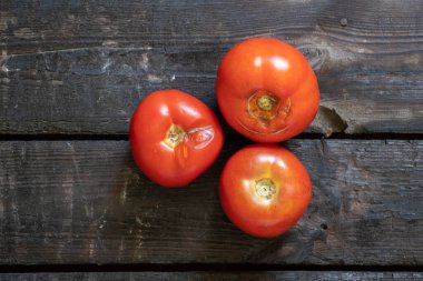 Bütün çiğ ev yapımı domates masada, domatesler.