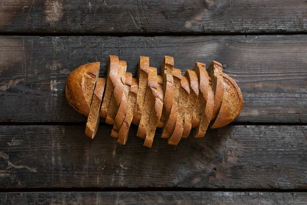 Целая Буханка Черного Нарезанного Хлеба Лежит Столе Магазина Черный Хлеб — стоковое фото
