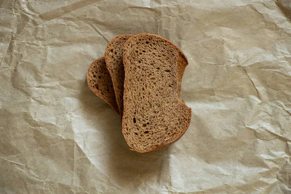 Кусок Черного Хлеба Лежит Коричневой Бумаге Хлеб — стоковое фото