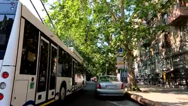 Oekraïne Dnipro 18.07.2021 - elektrisch vervoer rijdt langs de centrale straat van de stad in de zomer op een zonnige dag, een nieuwe trolleybus op de weg, vervoer — Stockvideo
